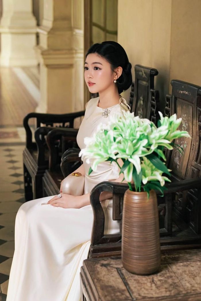 Góc nghiêng cùng kiểu tóc búi thấp làm rõ sống mũi, đường nét gương mặt của Lọ Lem. (Ảnh: FB Mai Thảo Linh)