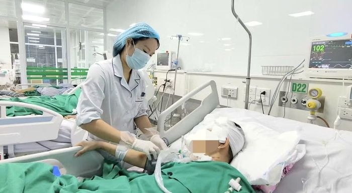 Người bệnh được hồi sức tích cực sau phẫu thuật - Ảnh BVCC