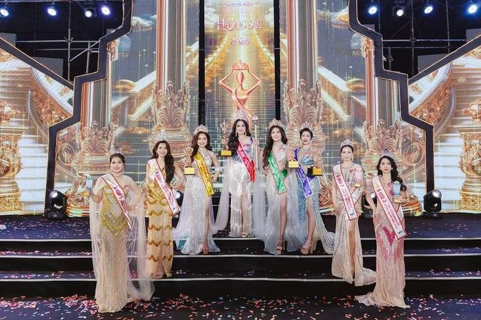 Hoa hậu Doanh nhân Hương sắc Việt Nam 2026 Đinh Thị Thường cùng các người đẹp đạt giải tại cuộc thi. (Ảnh: Team Bình Nguyễn)