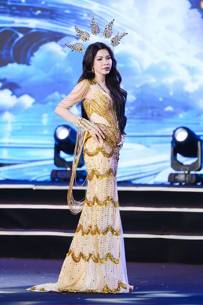 Phượng Liên lộng lẫy trong trang phục dạ hội của NTK Tommy Nguyễn. (Ảnh: Team Bình Nguyễn)