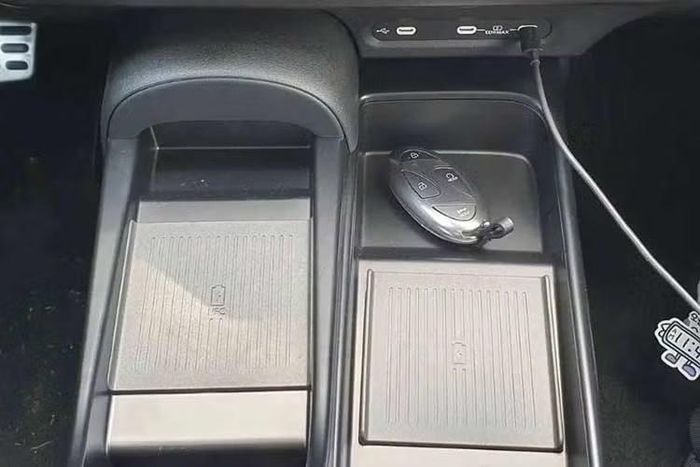 Toàn bộ các phiên bản đều được trang bị hệ thống giải trí Pleos Connect thế hệ mới, sử dụng màn hình cảm ứng trung tâm kích thước 12,9 hoặc 14,6 inch, kết hợp màn hình thông tin người lái 9,9 inch. Hệ thống hỗ trợ kho ứng dụng riêng và được phát triển trên nền tảng Android Automotive.