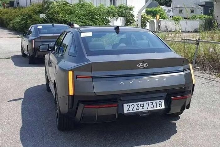 Hệ thống hybrid cũng được bổ sung nhiều công nghệ mới như Smart Regenerative Braking System 3.0, Predictive Hybrid Measurement Control và chế độ Stay Mode, cho phép người dùng sử dụng điều hòa hoặc hệ thống giải trí khi xe dừng mà không cần khởi động động cơ.