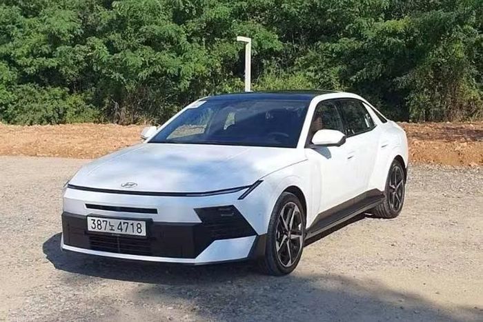 Tại Hàn Quốc, Hyundai Avante 2027 được phân phối với ba phiên bản Modern, Premium và Inspiration. Giá bán khởi điểm từ 23,98 triệu Won đối với bản 2.0L và từ 36,99 triệu Won đối với phiên bản hybrid 1.6L (dao động từ 453- 699 triệu đồng). Theo kế hoạch, Hyundai sẽ bắt đầu bàn giao phiên bản động cơ xăng trong quý III/2026.