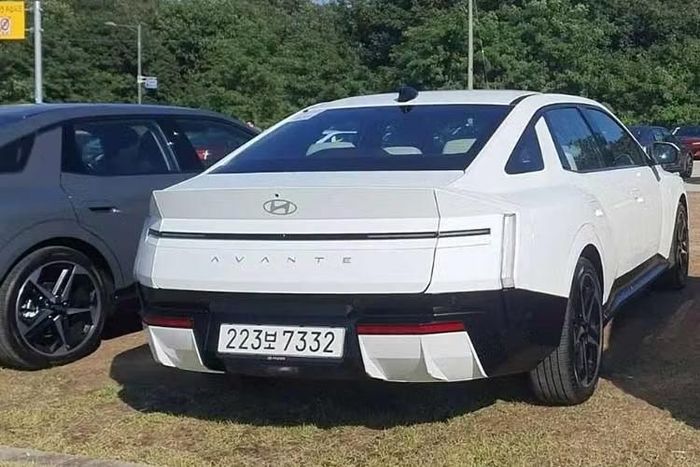 Ở các phiên bản cao cấp, Hyundai cung cấp thêm nhiều trang bị như hệ thống âm thanh Bang & Olufsen 12 loa, cổng sạc USB-C công suất 100W, chìa khóa kỹ thuật số Digital Key 2, camera hành trình tích hợp, kính cách âm hai lớp và cửa sổ trời toàn cảnh.