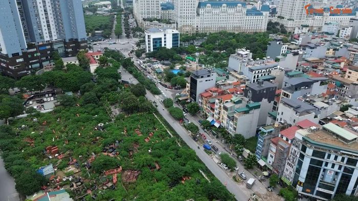 Ngày 26/8, trao đổi với PV Báo Tri thức và Cuộc sống, lãnh đạo Ban Quản lý Dự án đầu tư - hạ tầng (gọi tắt BQLDA) phường Từ Liêm (TP Hà Nội), cho biết đến nay, phường vẫn vướng mắc liên quan đến công tác giải phóng mặt bằng và khó khăn trong việc bố trí tái định cư đối với các hộ dân nằm trong quy hoạch dự án xây dựng tuyến đường nối Đỗ Đức Dục - Mễ Trì.