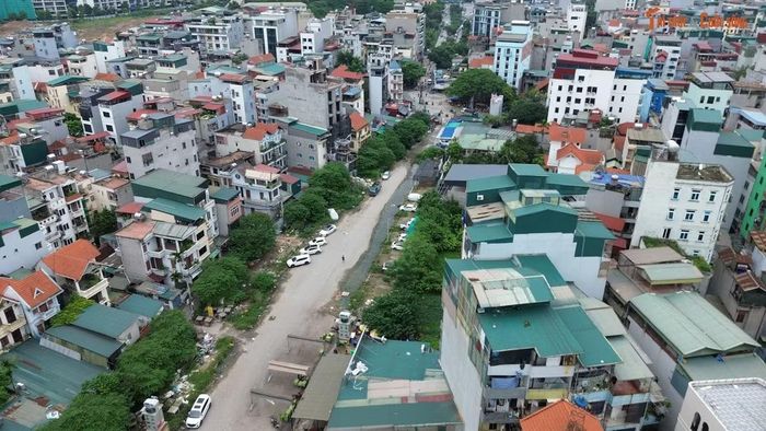 Hoặc chiếm diện tích đoạn đường đã xong làm nơi trông giữ xe ô tô trái phép.