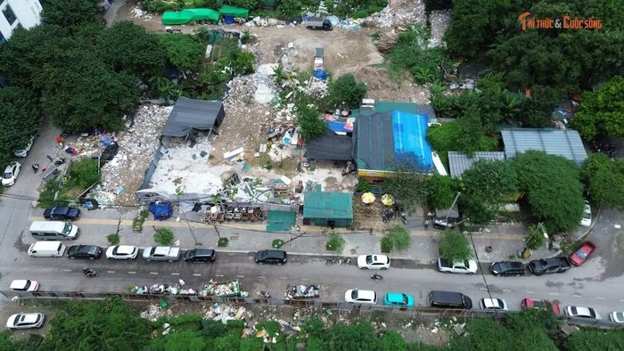 Một khu đất ngay cạnh dự án (ở đầu tuyến đường giao với Mễ Trì) bị san gạt, đổ trạc thải và quán nhậu đua nhau bủa vây dự án.