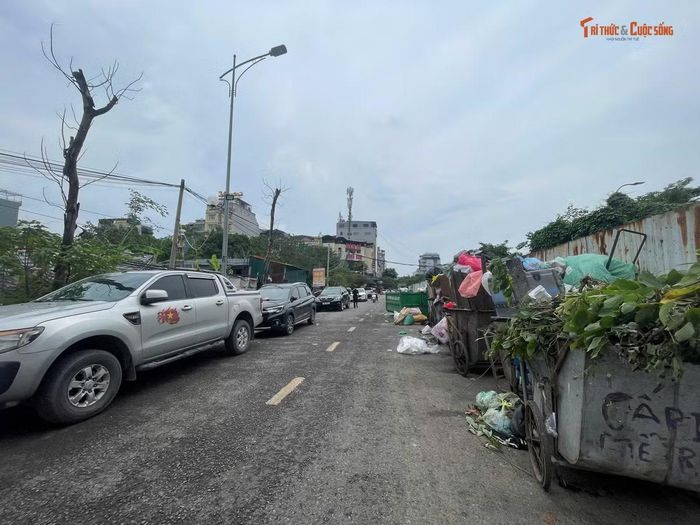 Một phần con đường đã làm xong (ở đầu tuyến đường giao với Mễ Trì) biến thành nơi để xe ô tô và tập kết rác thải ô nhiễm môi trường.