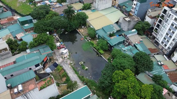 Dự án dang dở, hạ tầng thoát nước chưa hoàn thiện khiến nước thải tù đọng lâu ngày bốc mùi hôi thối.