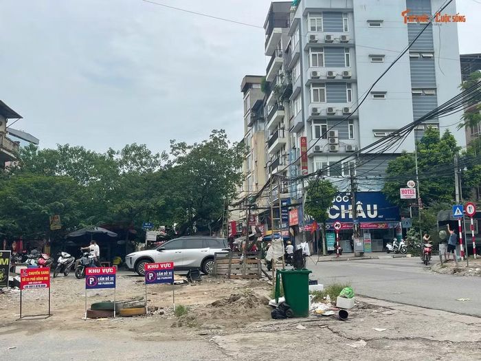Dự án chưa hoàn thành khiến khu vực phố Đồng Me luôn trong tình trạng nhếch nhác rác thải, mất cảnh quan đô thị. Đường dây điện hoặc cáp viễn thông sà xuống thấp, quấn vào nhau tiềm ẩn nguy cơ mất an toàn cho người dân qua lại.