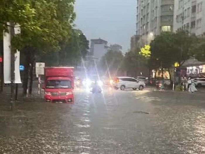 Mưa lớn làm nhiều tuyến phố ngập nước cục bộ.