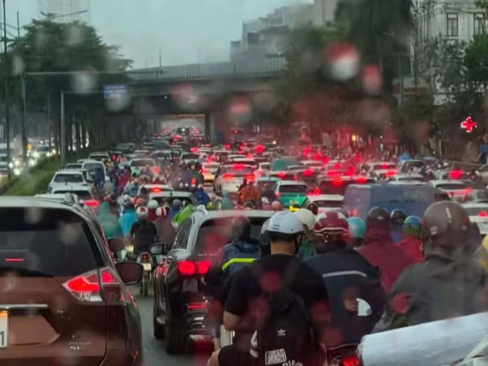 Ùn tắc cục bộ cũng đã diễn ra tại nhiều tuyến đường huyết mạch ở Hà Nội.