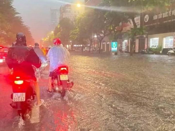 Mưa lớn vào đúng giờ cao điểm khiến các phương tiện tham gia giao thông khó khăn.