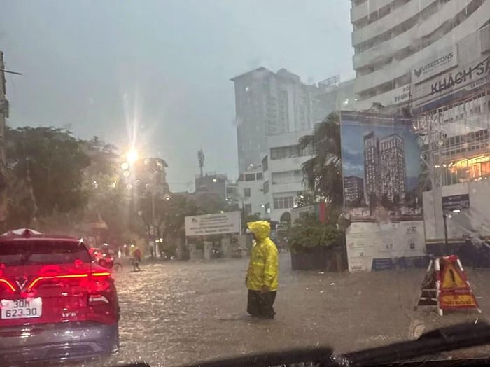 Dù mưa trong thời gian ngắn nhưng với lưu lượng lớn, nhiều tuyến phố ở trung tâm Thủ đô chứng kiến cảnh úng ngập cục bộ.