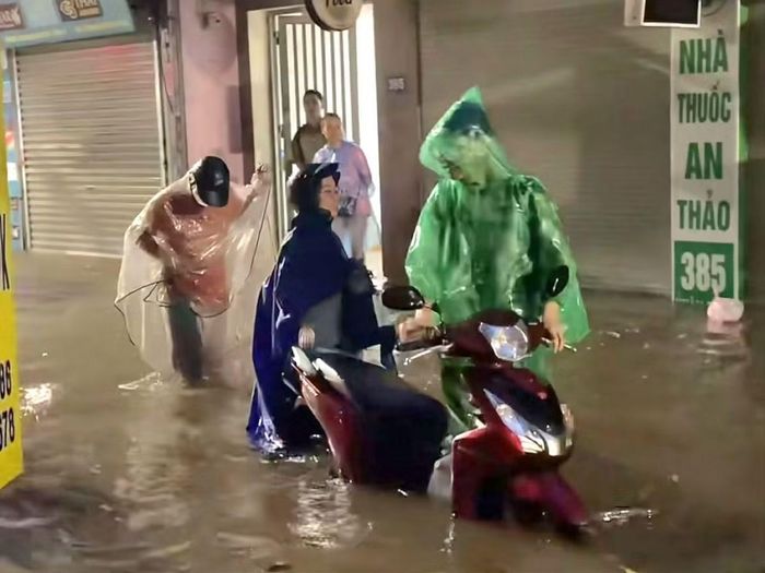 Nhiều người may mắn thoát khỏi được các điểm ngập. Nhưng cũng có nhiều chủ xe chịu dắt bộ vì rơi vào vị trí nước sâu.