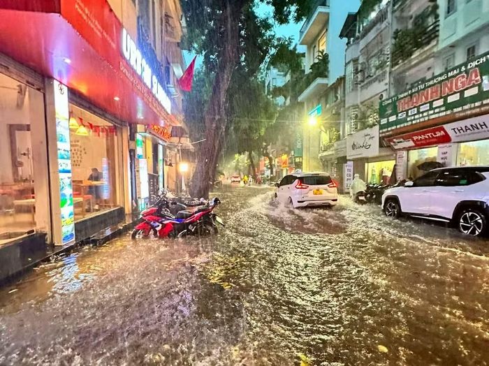 Cơ quan khí tượng dự báo chiều tối và đêm 27/8, khu vực Bắc Bộ có mưa rào và dông rải rác với lượng mưa 10 - 30mm, riêng vùng núi và trung du cục bộ có nơi mưa to trên 70mm.