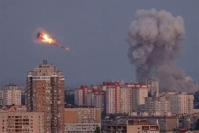 Mặc dù việc sản xuất một số loại tên lửa đã bị tạm dừng, xu hướng chung cho thấy tần suất sử dụng chúng trong các cuộc tấn công của Nga lại gia tăng. Theo Tình báo Quốc phòng Ukraine, tháng 7 ghi nhận số lượng tên lửa hành trình Kh-101, Kalibr và Kh-32 được phóng vào Ukraine cao thứ hai kể từ đầu năm. Nga đã phóng 157 quả vào tháng 2 và 153 quả khác vào tháng 7.