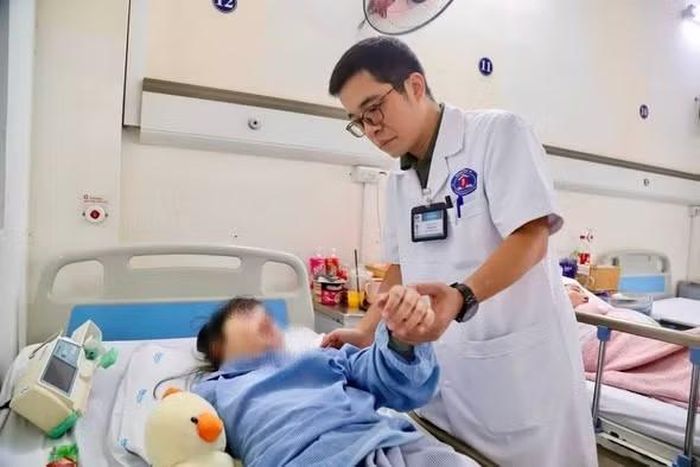 Bác sĩ thăm khám lại cho bệnh nhân sau phẫu thuật - Ảnh BVCC
