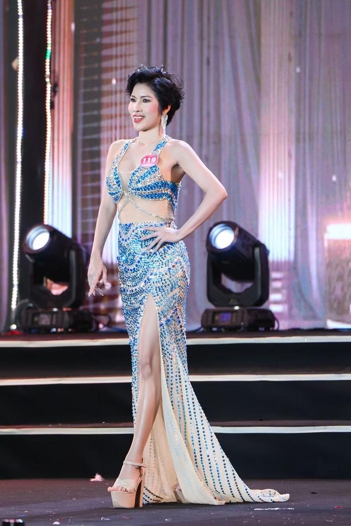 Quỳnh Thơm diện dạ hội của NTK Tommy Nguyễn. (Ảnh: Team Bình Nguyễn)