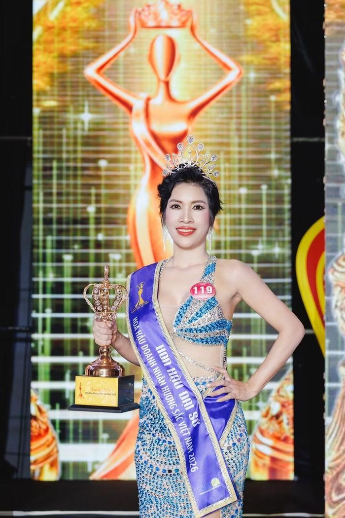 Trần Thị Quỳnh Thơm đạt danh hiệu Hoa hậu Đại sứ tại cuộc thi Hoa hậu Doanh nhân Hương sắc Việt Nam 2026. (Ảnh: Team Bình Nguyễn)