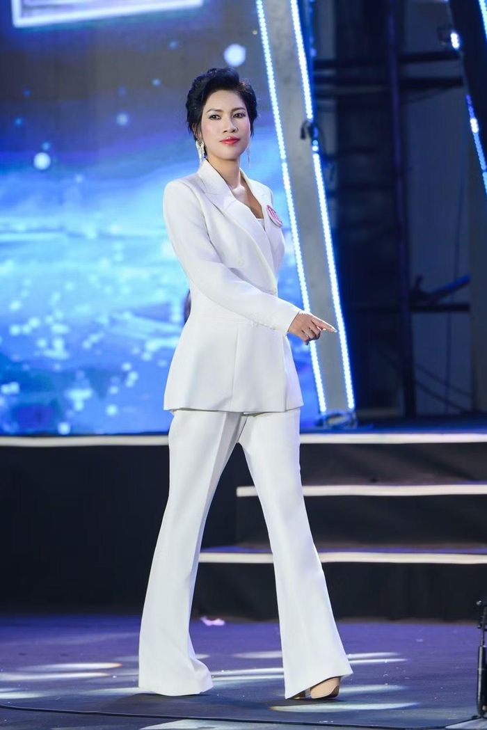 Trần Thị Quỳnh Thơm trong phần thi trang phục công sở của NTK Thân Hoàng Bích Thủy. (Ảnh: Team Bình Nguyễn)
