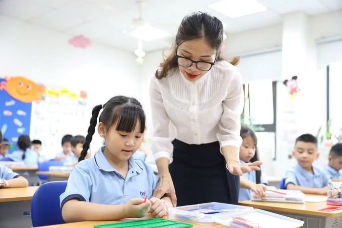 Cô trò Trường Tiểu học, THCS và THPT Hồng Đức (Hưng Yên).