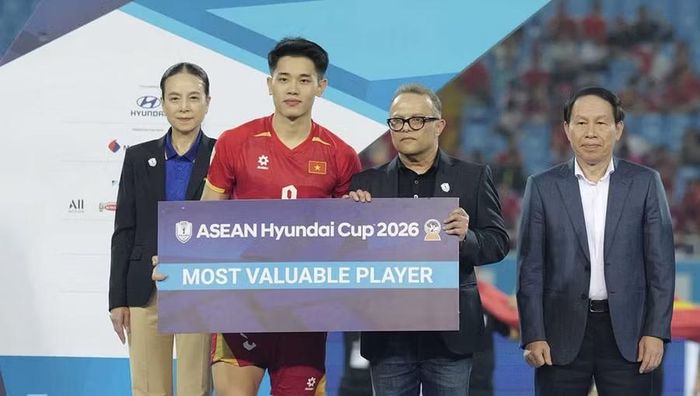 Đình Bắc nhận giải Cầu thủ xuất sắc của ASEAN Cup 2026.