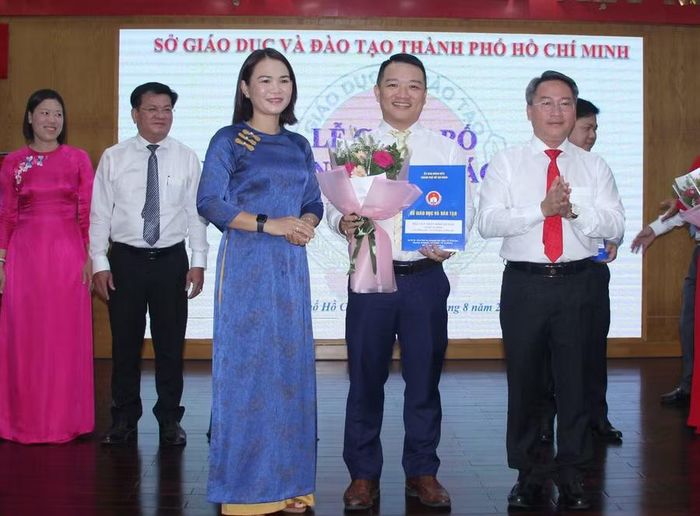 Ông Nguyễn Trần Khánh Bảo nhận quyết định Chánh văn phòng Sở GD&ĐT TPHCM.
