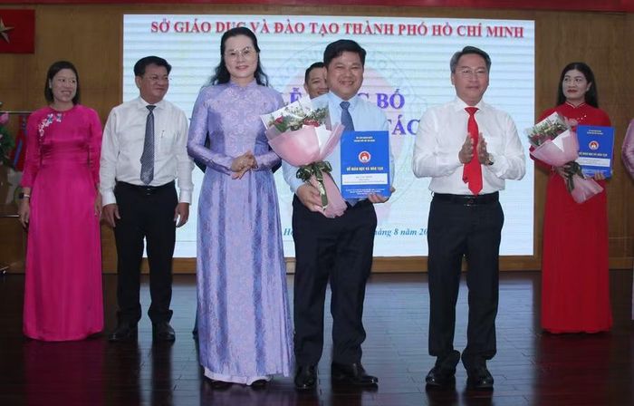 Ông Hồ Tấn Minh nhận quyết định Hiệu trưởng Trường THPT chuyên Lê Hồng Phong.