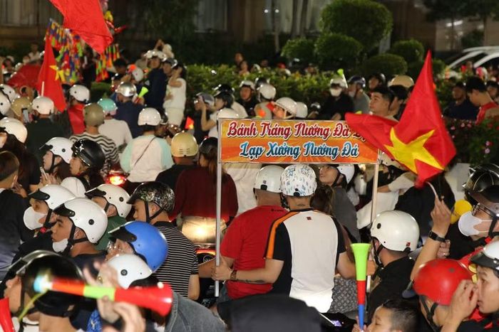 Nhiều biển quảng cáo được dự báo sẽ “mất hút” trước dòng người ăn mừng.