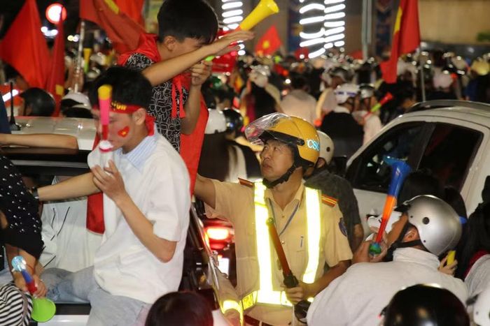 Cảnh sát giao thông làm nhiệm vụ, bảo đảm trật tự trên đường phố.