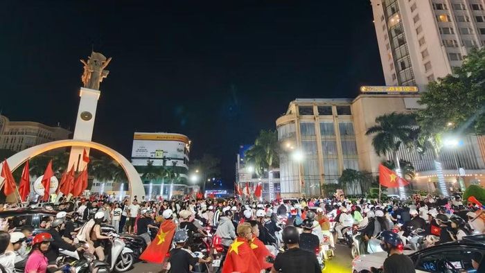 Hàng nghìn người đổ về khu vực Ngã 6, phường Buôn Ma Thuột. (Ảnh: T.H)