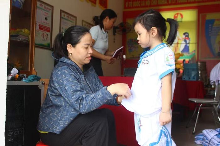 Phụ huynh đến trường đặt mua sách vở, đồng phục cho con, sẵn sàng bước vào ngày tựu trường.