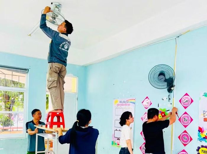 Phụ huynh và giáo viên Trường Tiểu học Kỳ Long, phường Vũng Áng sửa sang lại các thiết bị đồ dùng trong năm học.