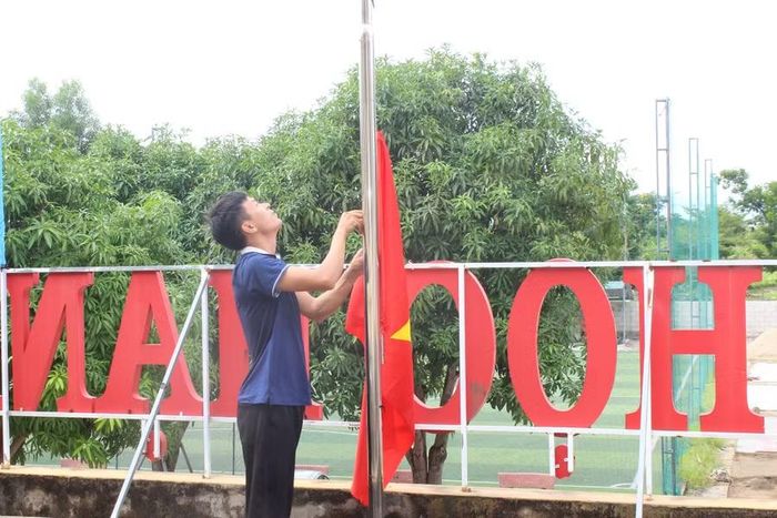 Trang trí trường lớp, chỉnh trang cờ Tổ quốc, sẵn sàng đón năm học mới.