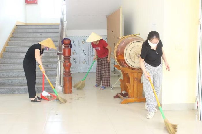 Giáo viên Trường Tiểu học Văn Yên (phường Thành Sen) vệ sinh trường lớp.