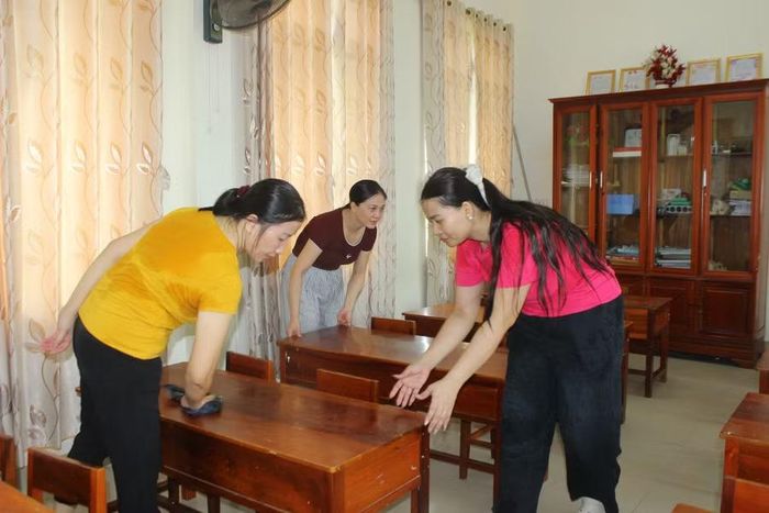 Giáo viên Trường Tiểu học Văn Yên tận dụng những ngày cuối tuần vệ sinh trường lớp.