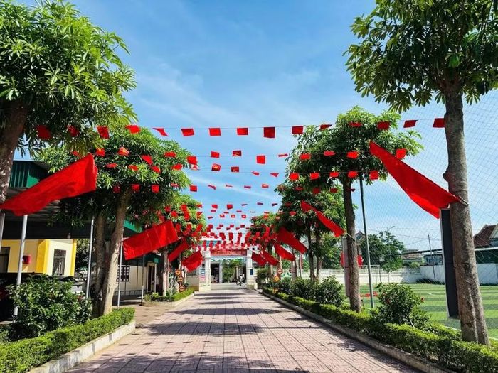 Trường Tiểu học Xuân Giang (Nghi Xuân, Hà Tĩnh) treo rợp cờ hoa chào mừng mùa tựu trường.