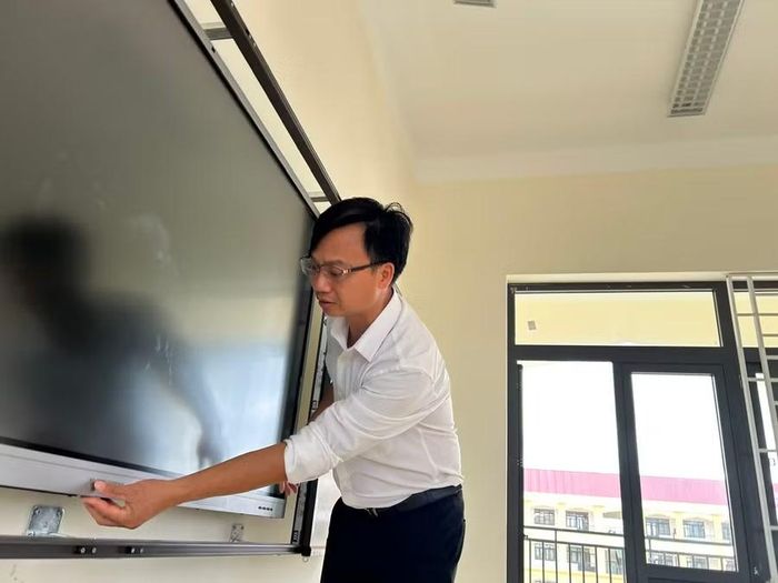 Ông Hồ Sỹ Cát thử nghiệm trang thiết bị.