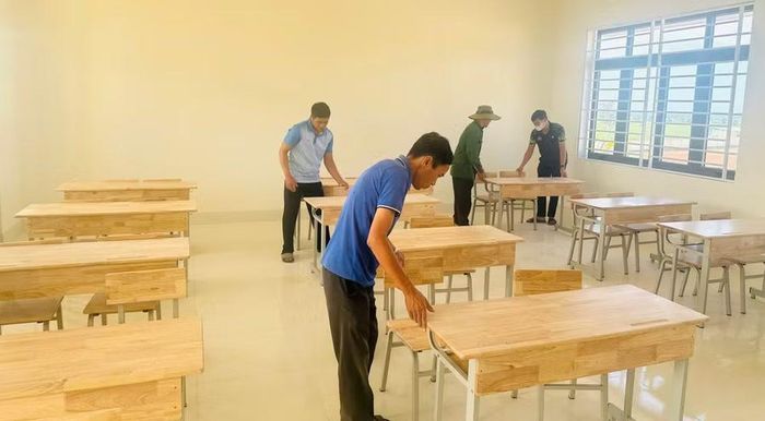 Thầy cô tranh thủ chỉnh trang lại bàn ghế.