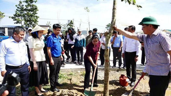 Phó Bí thư Tỉnh uỷ Huỳnh Thị Chiến Hoà trồng cây tại khuôn viên trường.