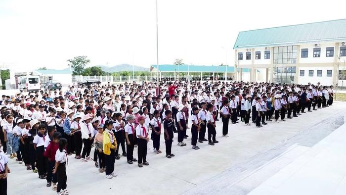 Nhiều học sinh háo hức vào trường mới.
