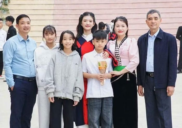 Lò Phương Ly cùng gia đình. Ảnh NVCC.