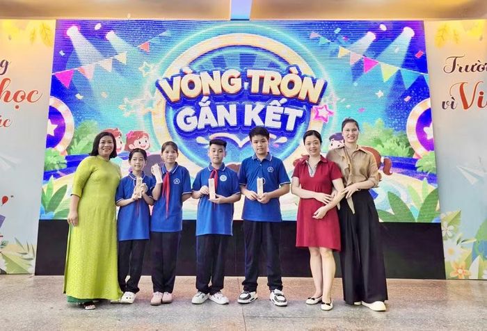 Giáo viên, phụ huynh và học sinh Trường Tiểu học & THCS Chương Dương trong một hoạt động trải nghiệm.
