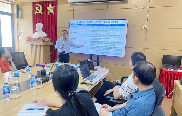 Cán bộ quản lý và giáo viên Trường THCS Thái Thịnh họp chuyên môn.