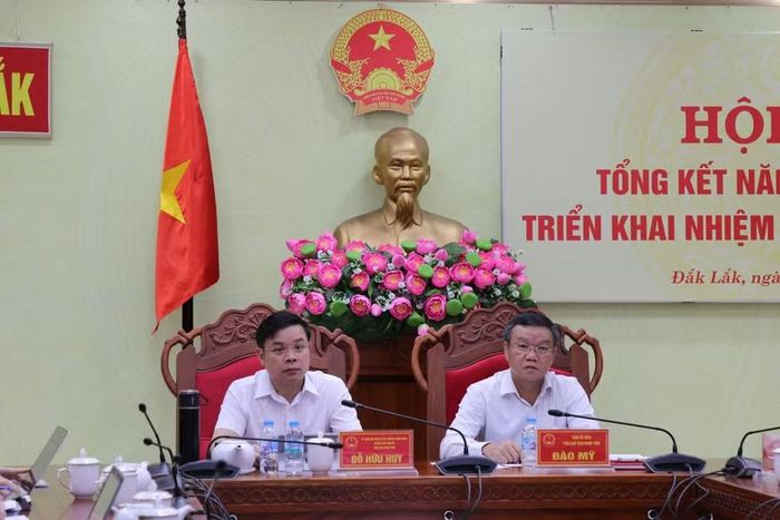 Ông Đỗ Hữu Huy - Chủ tịch UBND tỉnh và Phó Chủ tịch UBND tỉnh Đào Mỹ.