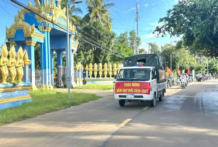 Đại biểu và học sinh tham gia diễu hành vận động "Ngày toàn dân đưa trẻ đến trường".