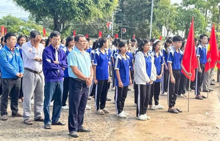 Đại biểu và học sinh tham dự buổi mít tinh.