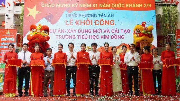 Đại biểu thực hiện nghi thức khởi công xây dựng, cải tạo Trường Tiểu học Kim Đồng.
