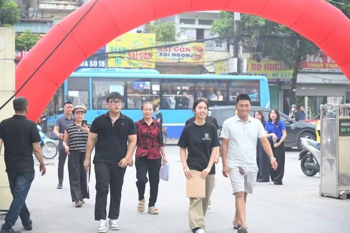Tân sinh viên cùng phụ huynh hân hoan trong ngày làm thủ tục nhập học.